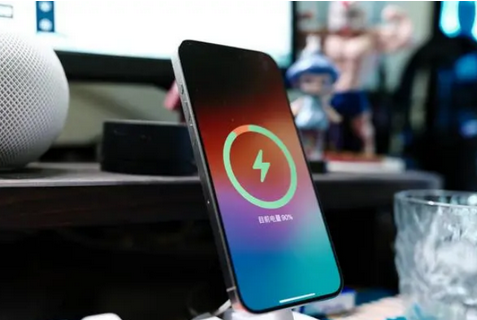 双桥苹果15换屏服务分享用什么充电器给iPhone15充电更好 